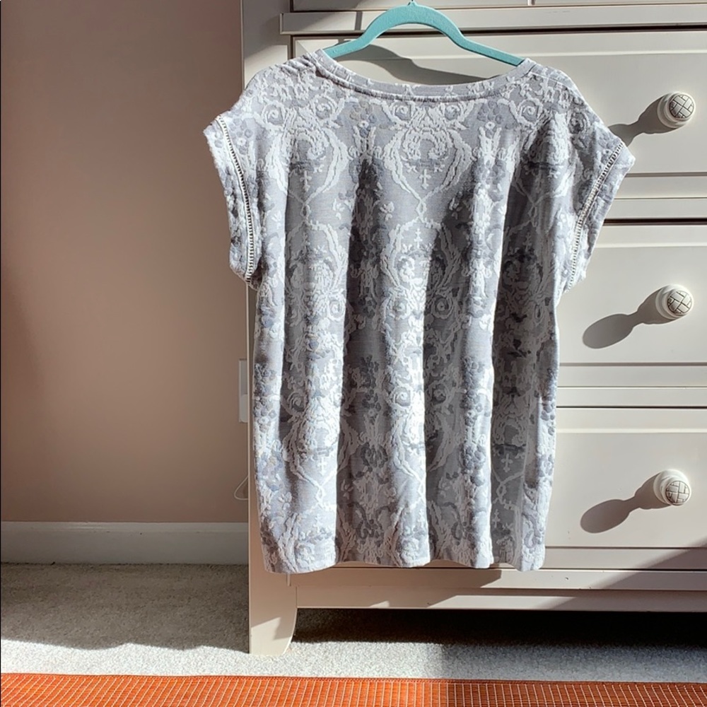 Gray patterned top - Picture 2 of 6